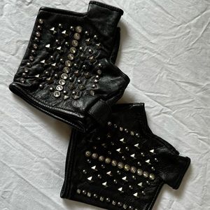 Studded motorcycle driving gloves